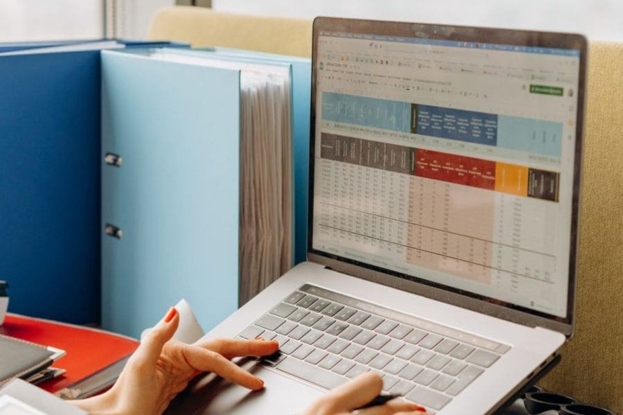 Woman using Franc budgeting tool